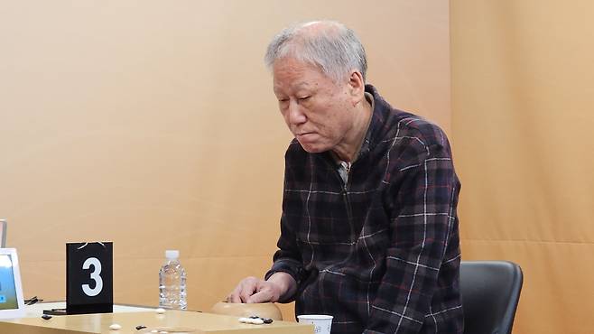 1800승을 달성한 서봉수 9단. (한국기원 제공)