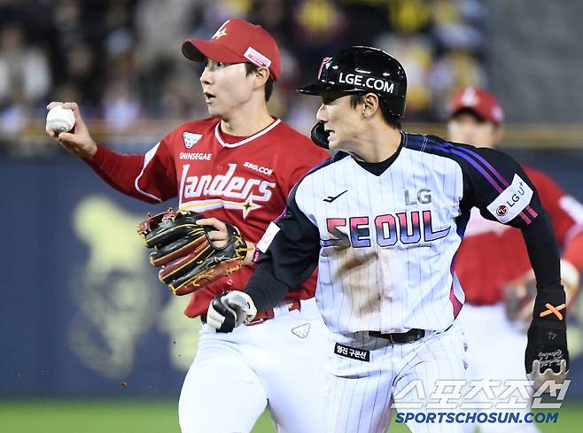 2일 서울 잠실구장에서 열린 SSG-LG전. 5회말 무사 1, 3루 신민재의 2루 도루 때 3루주자 박해민의 움직임을 본 유격수 박성한이 갈등하고 있다. . 잠실=정재근 기자 cjg@sportschosun.com/2025.5.2/