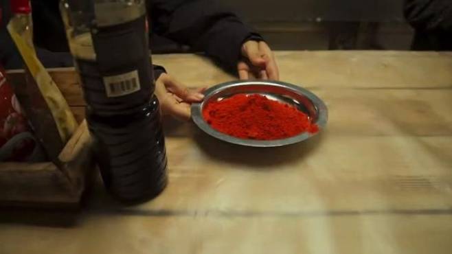 러시아 쿠르스크 북한군 숙소 식당 식탁에 놓인 고춧가루. 마리나 김 텔레그램 캡처, 연합뉴스