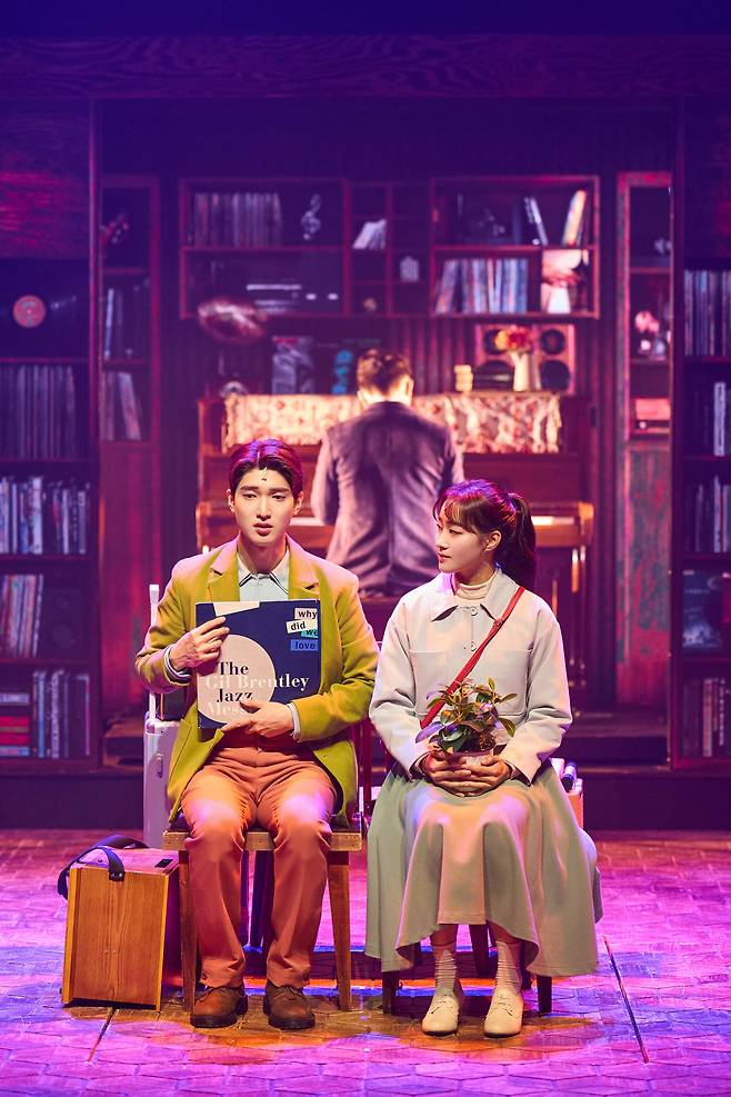 지난해 6~9월 서울 대학로 예스24스테이지에서 공연한 뮤지컬 '어쩌면 해피엔딩'. 올리버 역 신재범, 클레어 역 장민제. /CJ ENM