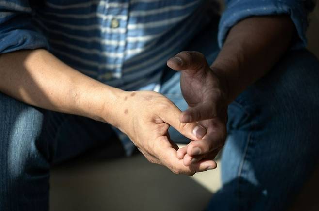 이균의 투박한 손./사진=김흥구