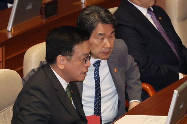 1일 서울 여의도 국회에서 열린 제424회 국회(임시회) 제7차 본회의에서 당시 최상목(왼쪽) 경제부총리 겸 기획재정부 장관과 이주호 사회부총리 겸 교육부 장관이 대화하고 있다. 뉴시스