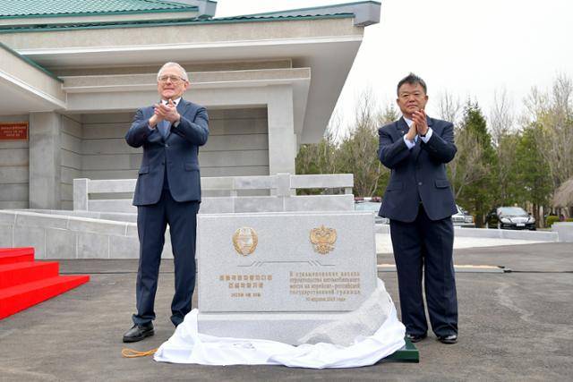 북한 노동당 기관지 노동신문은 전날인 30일 북한 나선과 러시아 하산에서 북러 국경 자동차 다리 건설 착공식이 동시에 개최됐다고 1일 보도했다. 평양 노동신문=뉴스1