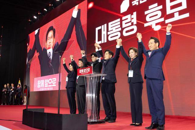 국민의힘 대선 후보로 선출된 김문수(왼쪽 네번째) 후보가가 3일 경기 고양시 킨텍스에서 열린 국민의힘 전당대회에서 후보들과 손을 들어올리고 있다. 왼쪽부터 양향자, 안철수, 한동훈, 김문수, 나경원, 유정복 후보. 공동취재사진