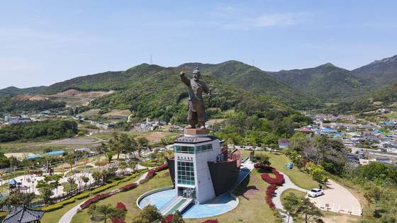 전남 완도군 완도읍 죽청리 장보고 대사 동상. 사진 완도군