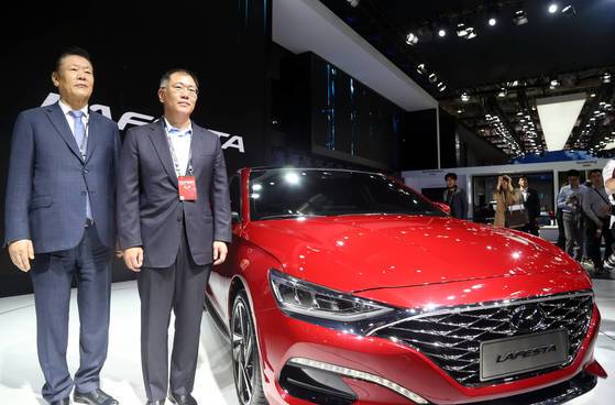 2018 베이징 국제 모터쇼에 참석한 정의선 당시 현대차그룹 부회장이 중국 전용 스포티 세단인 '라페스타(Lafesta)' 옆에서 기념촬영 하는 모습. 연합뉴스