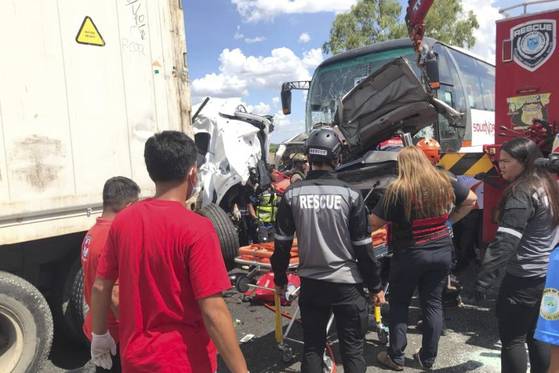 10명의 사망자가 발생한 필리핀 요금소 추돌사고 현장. AP=연합뉴스