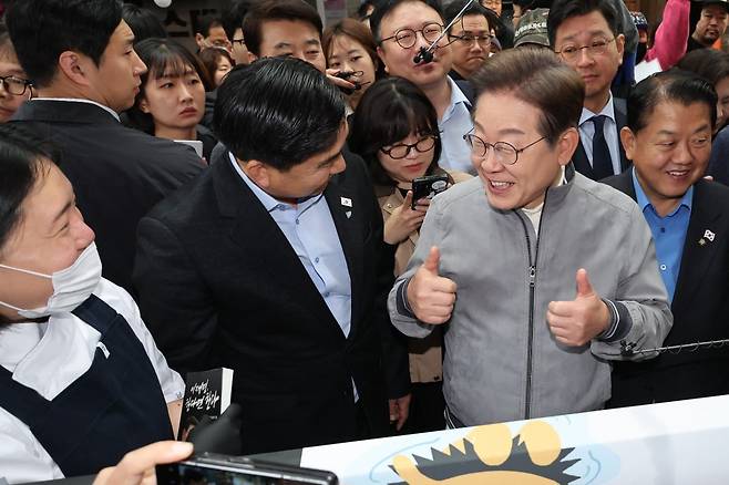 이재명 더불어민주당 대선 후보가 '골목골목 경청투어' 사흘째인 3일 '동해안벨트' 첫 방문지인 강원도 속초시 중앙재래시장에서 청년 상인들이 만든 '성게 초콜릿'을 맛본 뒤 엄지손가락을 치켜세우고 있다. 연합뉴스