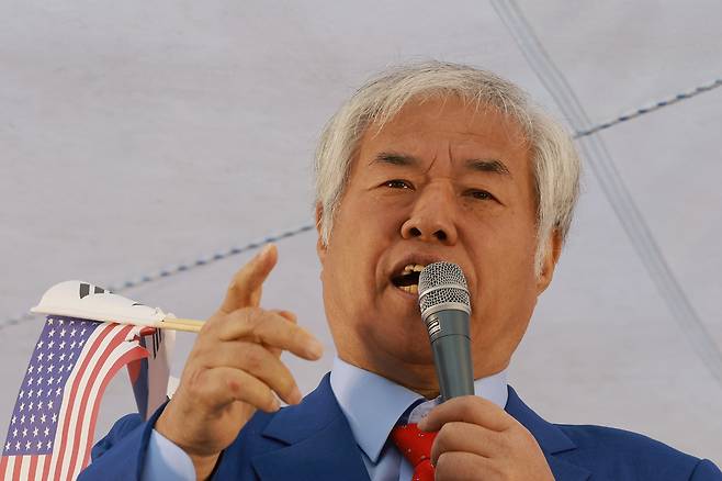 전광훈 사랑제일교회 목사가 4월 5일 서울 세종대로에서 대한민국바로세우기국민운동본부가 연 광화문 국민대회에 참석해 발언하고 있다. 연합뉴스