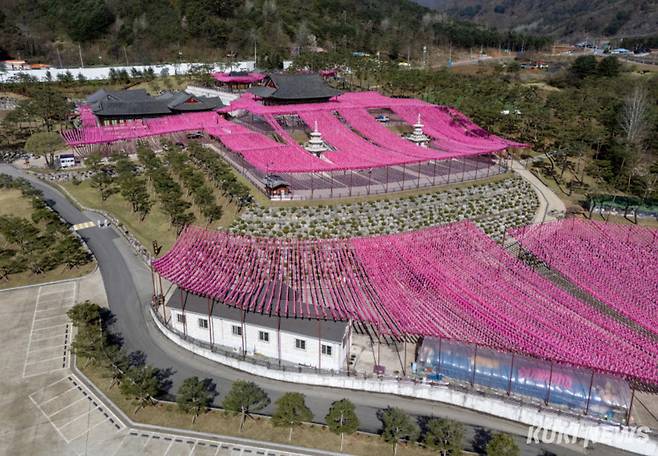 부처님오신날을 사흘 앞둔 3일 강원 춘천시 현지사 경내에 내걸린 봉축등이 물결을 이루고 있다.