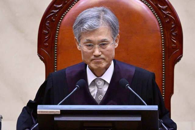 조희대 대법원장이 1일 서울 서초구 대법원 대법정에서 이재명 더불어민주당 대선 후보의 공직선거법 위반 사건 선고에 앞서 입을 굳게 다문 채 선고문을 응시하고 있다. 대법원은 이 후보에게 무죄를 선고한 원심을 파기하고 사건을 서울고법으로 돌려보냈다. 사진공동취재단