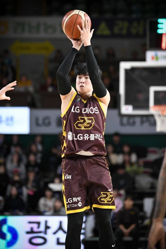 전성현은 강병현 코치와 함께 창원에 있다. 이천으로 오지 않았다는 건 챔피언결정전 1, 2차전에 출전하지 않는다는 뜻. 창원에 남은 선수들과 몸을 만들고 있다. 사진=KBL 제공