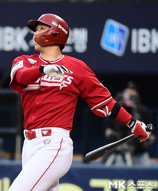 최정이 2일 잠실 LG전에서 홈런을 치고 있다. 사진(잠실 서울)=김영구 기자