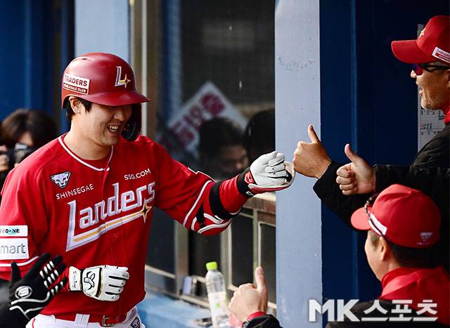최정이 2일 잠실 LG전에서 홈런을 친 뒤 포효하고 있다. 사진(잠실 서울)=김영구 기자