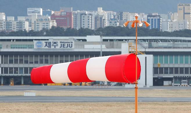 지난 2월7일 오후 제주국제공항 활주로의 풍향계가 초속 20m 내외의 강한 바람에 펄럭이고 있다. /사진=뉴시스 /사진=우장호