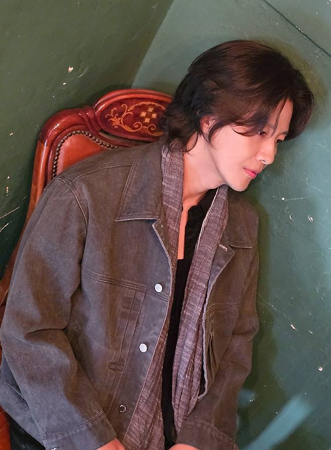 복귀에 가장 큰 도움을 준 사람으로 조영수 작곡가를 꼽은 김현성의 이번 신곡 '다시 사랑하려 해' 역시 조영수 작곡가가 작곡 및 공동 편곡한 곡이다. 가사는 김이나 작사가가 썼다. 넥스타엔터테인먼트 제공