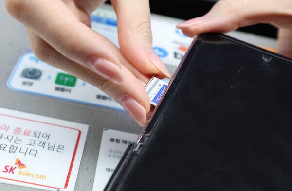 2일 인천공항 제2터미널 SK텔레콤 매장에서 해킹 공격으로 가입자 유심 정보가 탈취된 SK텔레콤 고객이 유심을 교체하고 있다. 뉴스1