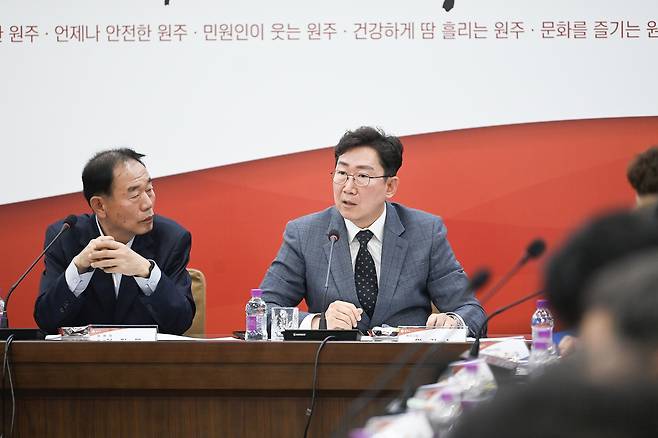 원강수 원주시장이 2일 시청 대회의실에서 시정자문위원회 주재하고 있다. 원주시 제공