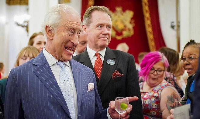 찰스 3세 영국 국왕(왼쪽)이 지난 4월30일 런던 버킹엄궁에서 암 환자 지원 단체 관계자들과 만나 대화하던 중 익살스러운 표정을 짓고 있다. 영국 국왕인 동시에 캐나다 국왕이기도 한 찰스 3세 부부는 오는 27일로 예정된 캐나다 하원 개원식 참석을 위해 캐나다를 방문할 예정이다. 로이터연합뉴스