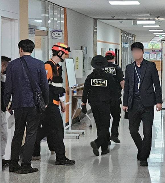 4월28일 흉기 난동이 일어난 충북 청주의 한 고등학교에서 경찰이 현장 감식을 벌이고 있다. ⓒ뉴스1