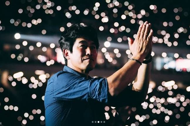 승리 직후 팬들에게 인사하는 서정원 감독. /사진=청두 룽청 FC 공식 SNS