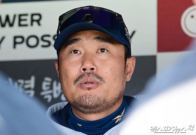 이호준 NC 감독은 3일 사직구장에서 열릴 '2025 신한 SOL Bank KBO 리그' 롯데와 주말 3연전 두 번째 경기를 앞두고 지난 2일 발표된 '임시 대체 홈구장 검토 착수'를 언급했다. 선수단은 홈구장 폐쇄로 원정이 길어지며 경기 진행에 어려움을 겪고 있다. 엑스포츠뉴스 DB