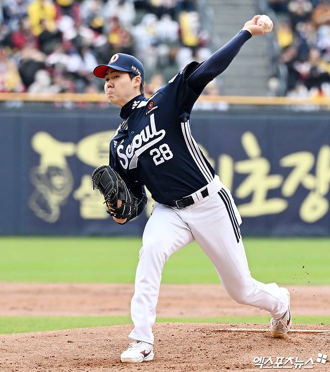 두산 베어스 선발투수 최승용이 정규시즌 경기에 선발 등판해 투구하고 있다. 엑스포츠뉴스 DB