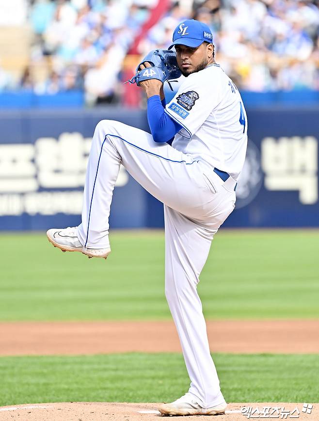 삼성 라이온즈 선발투수 데니 레예스가 정규시즌 경기에 선발 등판해 투구하고 있다. 엑스포츠뉴스 DB