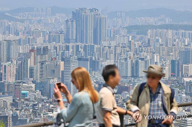 1분기 서울 아파트 거래량 2만건 육박…4년 만에 최대 (서울=연합뉴스) 진연수 기자 = 금리 인하 기대감과 토지 거래 허가 구역 '잠시 해제' 등의 영향으로 1분기 서울 아파트 거래량이 4년 만에 가장 많았던 것으로 나타났다. 서울부동산정보광장에 따르면 지난 1분기(1∼3월) 서울 아파트 거래량은 1만9천376건으로 집계됐다. 1분기 기준으로 지난 2021년 1분기(1만3천799건) 이후 4년 만에 가장 많았다. 사진은 지난달 28일 남산에서 바라본 서울 시내 아파트 단지. 2025.5.3. jin90@yna.co.kr