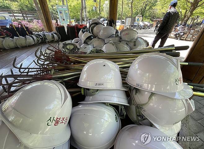 쌓여 있는 진화장비 (대구=연합뉴스) 김현태 기자 = 산불 진화가 완료된 대구 북구 함지산에서 2일 등산로 옆 정자에 진화장비가 쌓여있다. 2025.5.2 mtkht@yna.co.kr