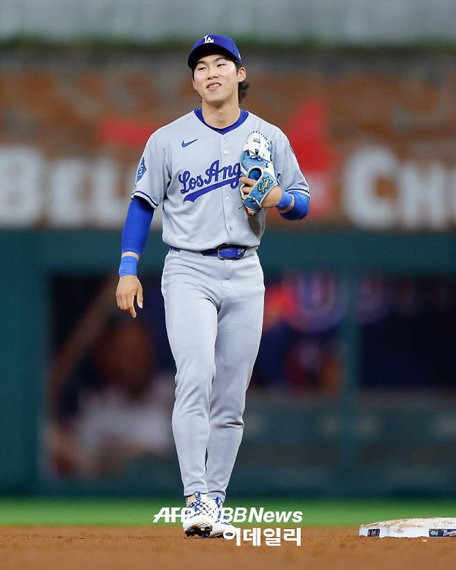 LA다저스 유니폼을 입은 김혜성이 9회말 대수비로 투입된 뒤 활짝 웃고 있다. 사진=AFPBBNews
