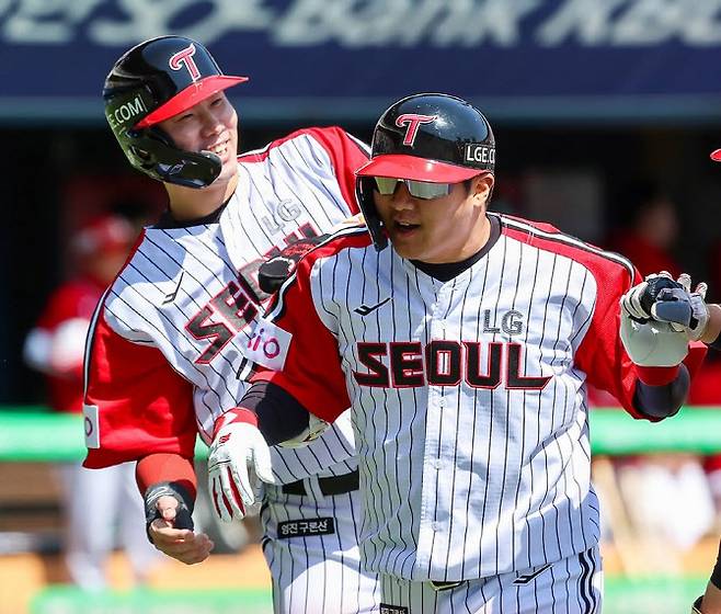 LG트윈스 문보경이 만루포를 쏘아올린 뒤 팀동료 홍창기로부터 축하를 받고 있다. 사진=LG트윈스