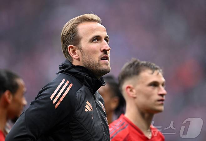 관중석에서 경기를 지켜본 뒤 팬들에게 인사하는 해리 케인. ⓒ 로이터=뉴스1