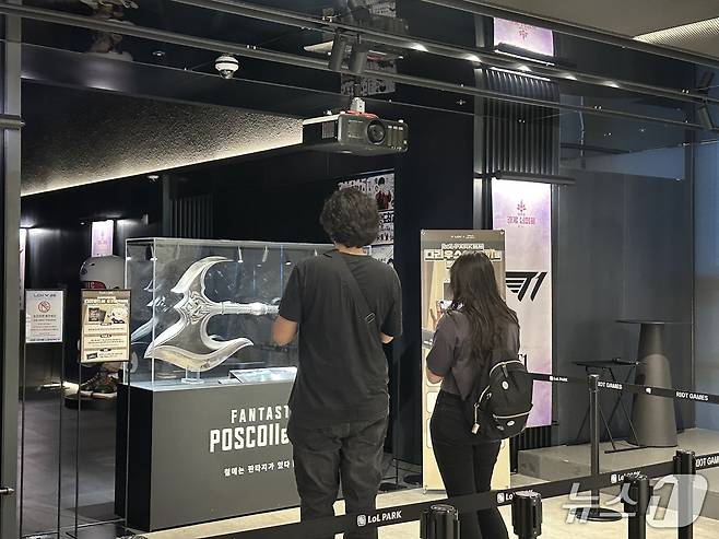 관람객들이 다리우스의 도끼를 관람하는 모습 2025.04.30/뉴스1 ⓒ News1 금준혁 기자