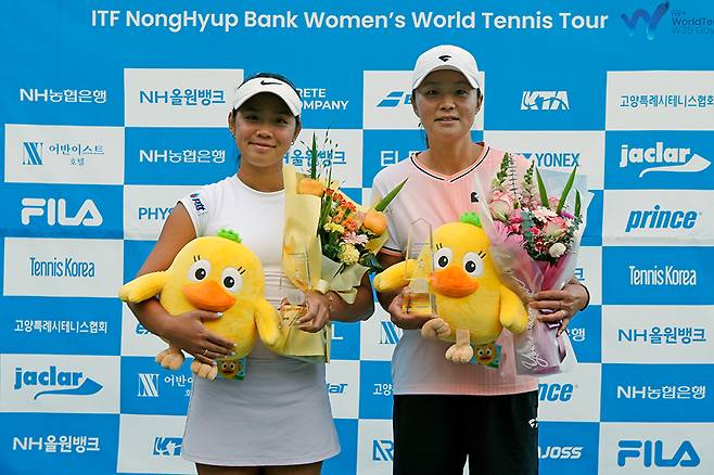 김나리(오른쪽), 왼쪽은 파트너 푸닌 코바피툭테드