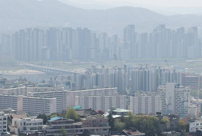 서울 남산에서 바라본 시내 아파트 단지의 모습. /연합뉴스
