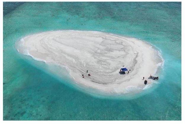 필리핀 과학자들이 지난해 3월 21일 남중국해 샌디 케이에서 조사 활동을 벌이고 있다. ⓒ 홍콩 사우스차이나모닝포스트(SCMP) 홈페이지 캡처