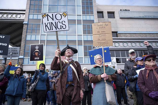 19일 알래스카주에서 열린 트럼프 대통령 규탄 시위. 앵커리지=AP 뉴시스