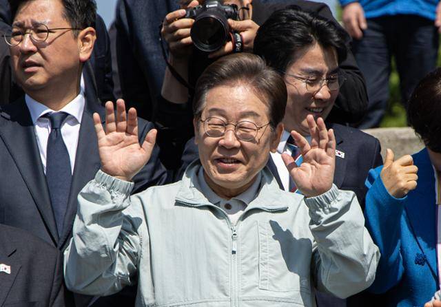 이재명 더불어민주당 대통령 선거 후보가 4일 오전 경북 영주시 문정둔치에서 열린 2025 영주 한국선비문화축제를 찾아 시민들에게 인사하고 있다. 영주=뉴스1