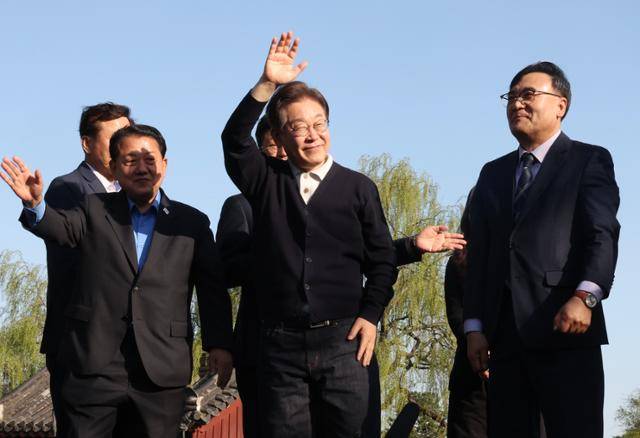 이재명 더불어민주당 대선 후보가 4일 충북 제천 의림지에서 즉흥 연설을 마치고 인사를 하고 있다. 제천=뉴시스