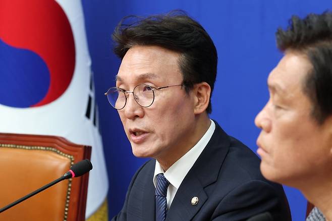 김민석 더불어민주당 상임공동 선거대책위원장이 4일 오전 서울 여의도 국회에서 기자간담회를 하고 있다. 사진=뉴스1