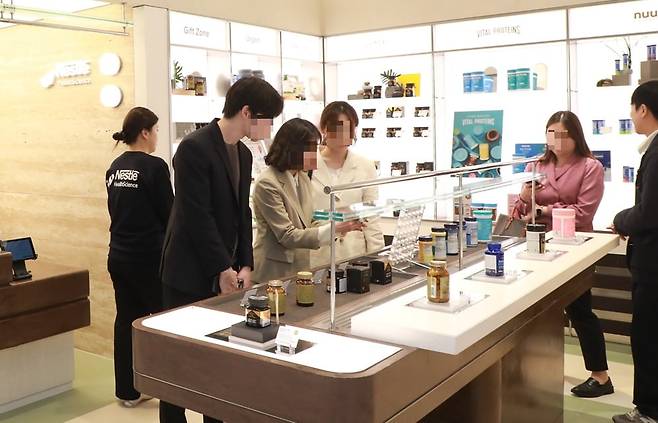 네슬레 헬스사이언스 스토어에 방문한 고객들. 사진=현대백화점 제공