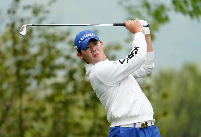 아이언 샷을 한 뒤 공을 바라보고 있는 안성현. GS칼텍스 매경오픈 조직위