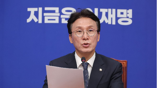 더불어민주당 김민석 상임공동선거대책위원장이 4일 국회에서 열린 기자간담회에서 발언하고 있다.