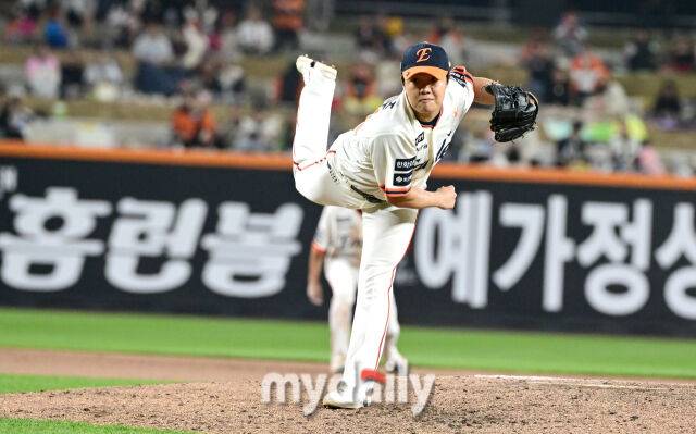 2025년 4월 11일 오후 대전 한화생명 볼파크에서 진행된 '2025 신한 SOL뱅크 KBO 리그' 키움 히어로즈와 한화 이글스의 경기.한화 정우주가 9회초 역투하고 있다./마이데일리