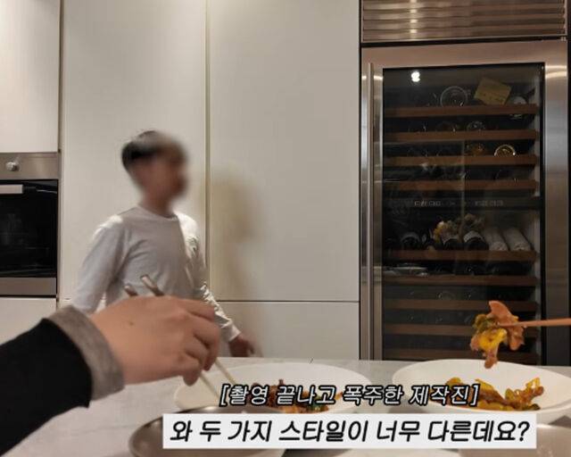 이민정이 한 요리를 먹고 있는 제작진 앞으로 이민정의 아들이 쓱 지나갔다. / 유튜브 '이민정 MJ' 캡처