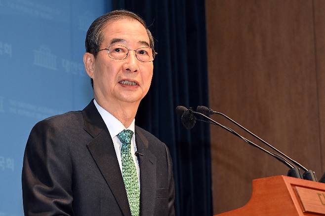 한덕수 전 국무총리가 2일 서울 여의도 국회 소통관에서 제21대 대통령 선거 출마선언을 하고 있다. 윤창원 기자