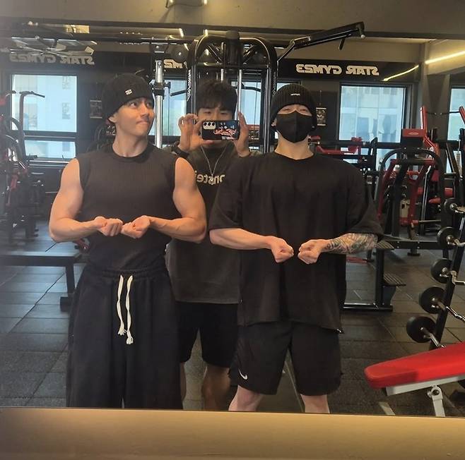 앞줄 왼쪽부터 방탄소년단 뷔, 정국. 최한진 인스타그램