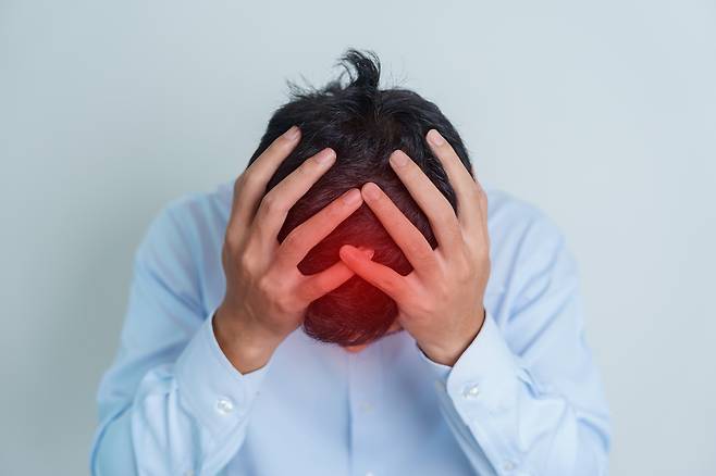 50세 이후 충동적이고 의욕 저하를 보이는 ‘경도행동장애’의 경우, 치매로 발전할 수 있다. 게티이미지뱅크