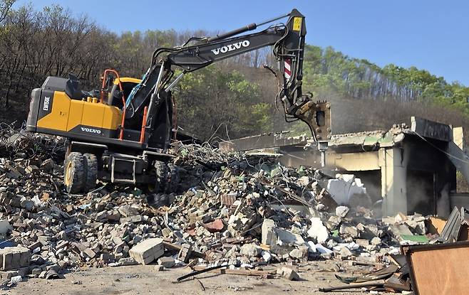 산불 피해 주택 철거 모습. 안동시 제공